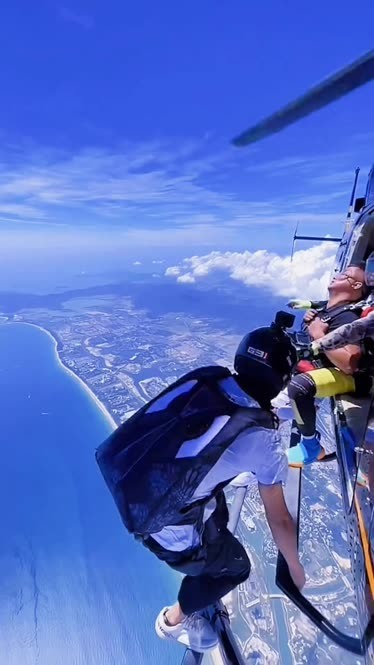 包含高空跳伞挑战：从天空一跃而下的词条